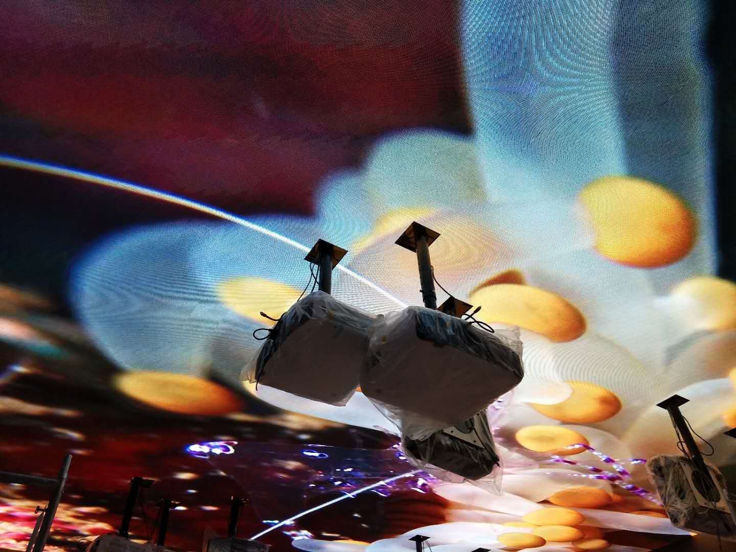 貴州遵義室內(nèi)P4全彩LED天幕屏項(xiàng)目安裝完成