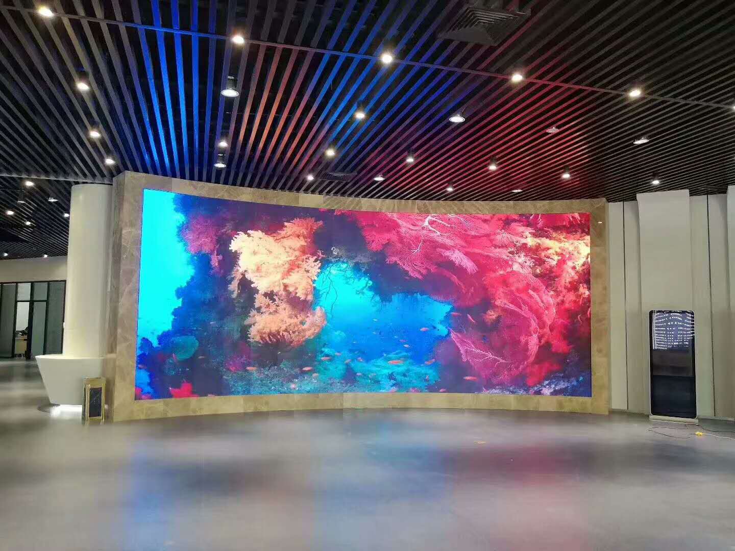 海南海口博物館室內1.875弧形超清晰小間距全彩屏安裝測試效果