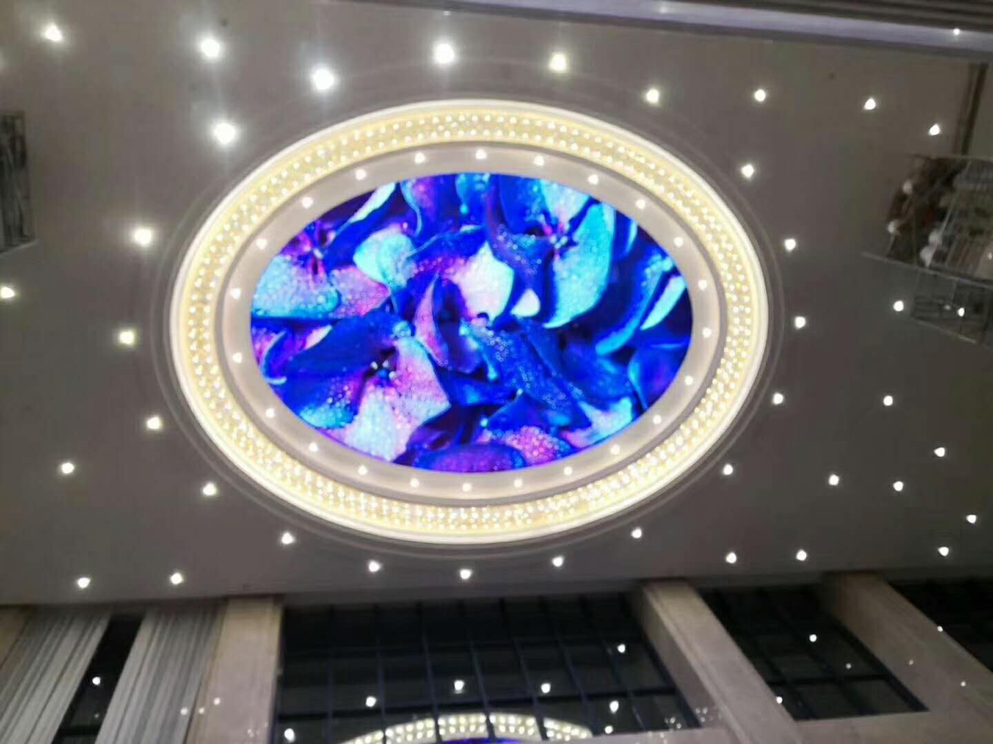 山東青島某酒店室內(nèi)P4全彩LED顯示屏平天幕圓形屏安裝完成